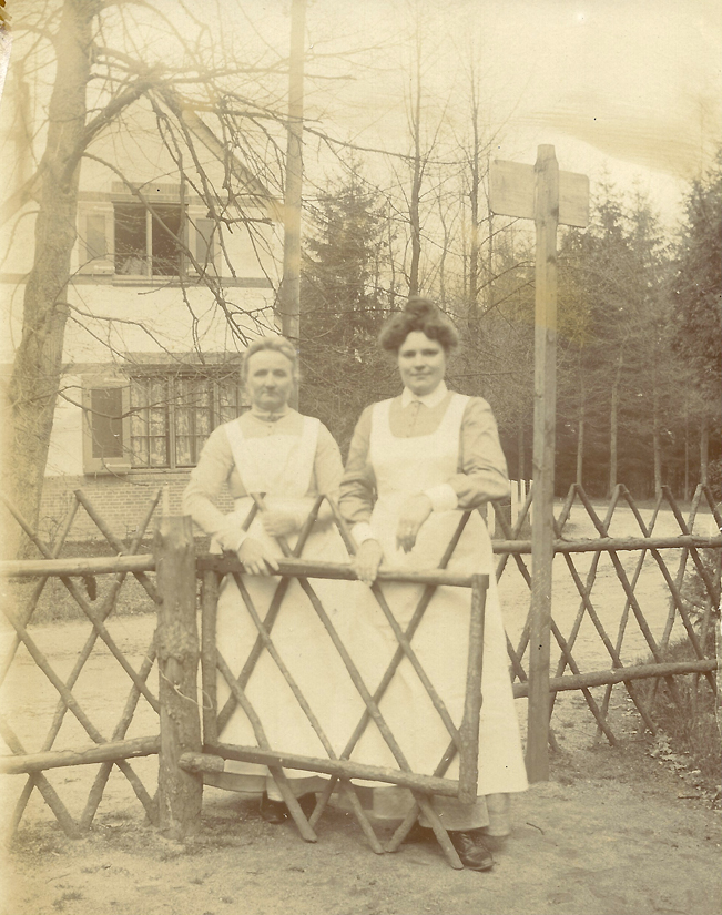 Een tweetal verpleegsters voor het huis waarin Pieter kennelijk werd verpleegd. Het hek met op de achtergrond het huis , vaak met familieleden poserend, komt veel voor op foto's in het album.