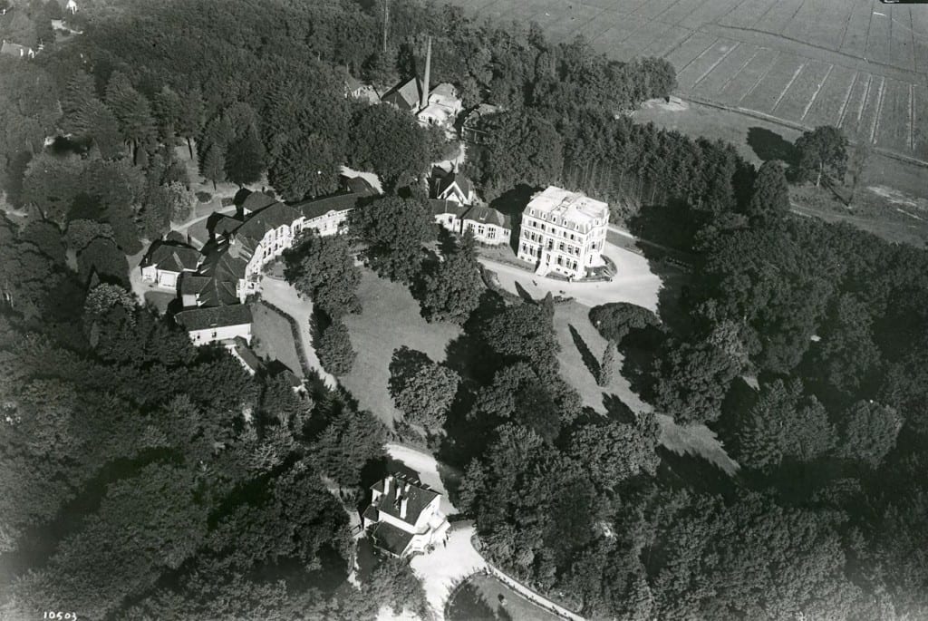 Geheel onder de woning van de geneesheer- directeur en rechts boven het voormalige paleis hier hoofdgebouw van ONO