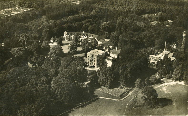 Uit vrijwel dezelfde hoek de situatie rond 1930