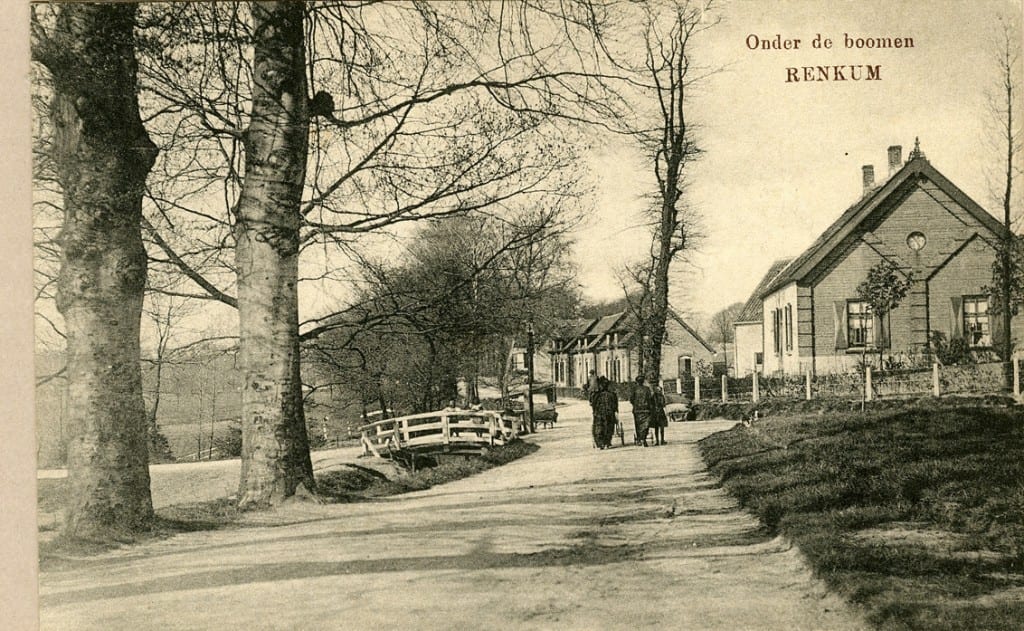 De fotograaf staat op Onder de Bomen. Naar links, over het bruggetje, Kortenburg of de Grunsfoortse Dijk. Naar rechts de Nieuweweg en rechtdoor de Beukenlaan.
