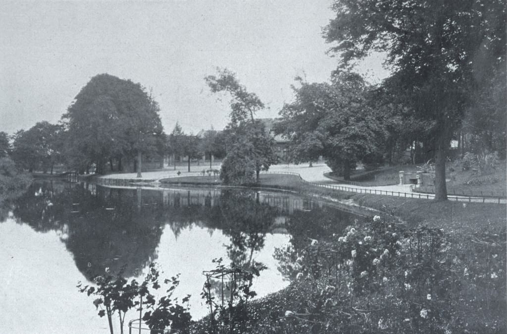 De visvijver van Willem III, met ten westen ervan zicht op een fraai door Zocher ingericht landschapspark. Vanaf de oostkant van het paleis liep een laan, waarlangs vele kuipplanten stonden, naar de vijver die nabij deze waterpartij een tweetal zuilen te zien geeft. Op de voorgrond zien we een deel van een rosarium. De plek waar de hengel in stelling werd gebracht is duidelijk zichtbaar. Op de achtergrond, onder het geboomte, de boog die de waterval in de Kortenburgse Beek markeert. Zicht noord-zuid.
