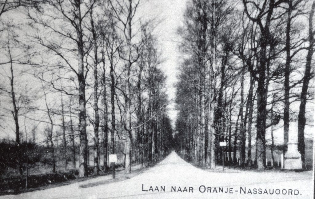 Hoofdlaan in noordelijke richting vanaf de Rijksstraatweg. Op deze kaart is de linker inrijzuil verdwenen.