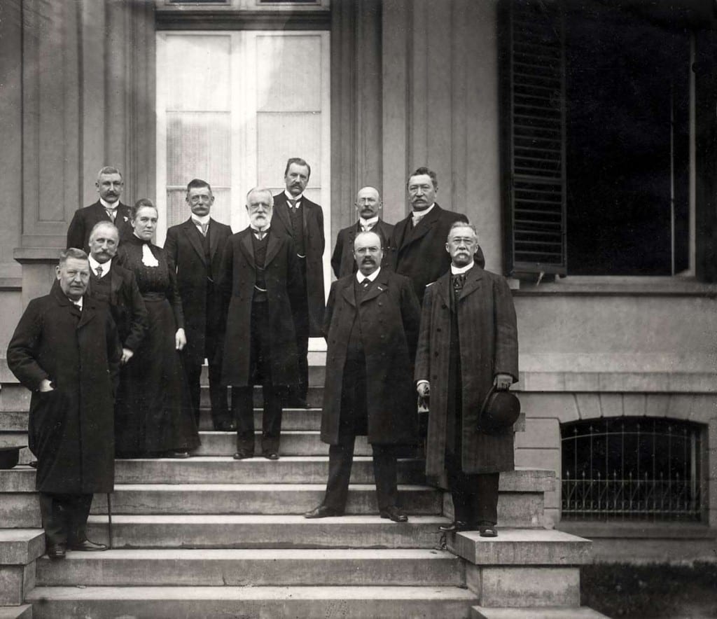 Het door financiële perikelen getroffen bestuur op het bordes van het hoofdgebouw in 1911.