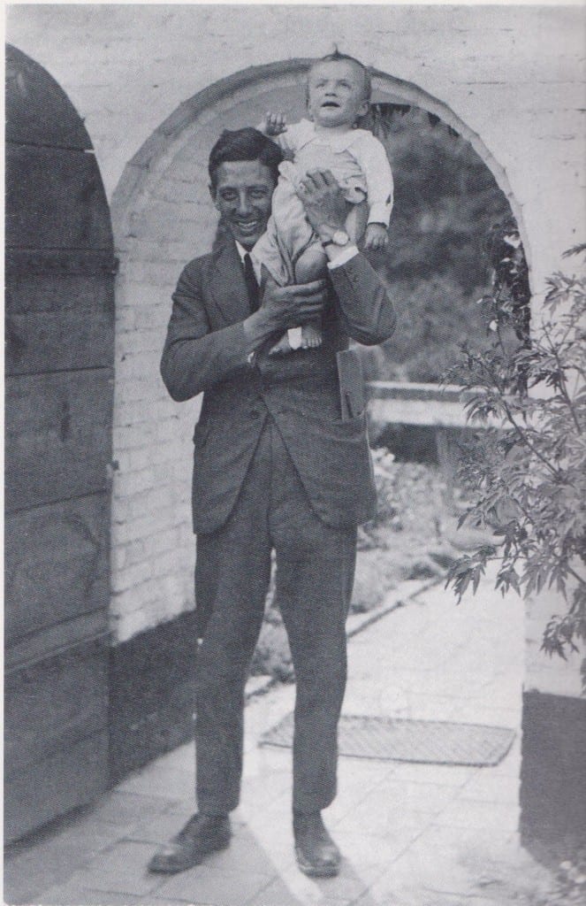 Frits Adolf Eschauzier met zoon Frits bij de Wageningse woning. Frits jr. werd later ook architect en tekende mee bij het ontwerp van de Goede Herderkerk.