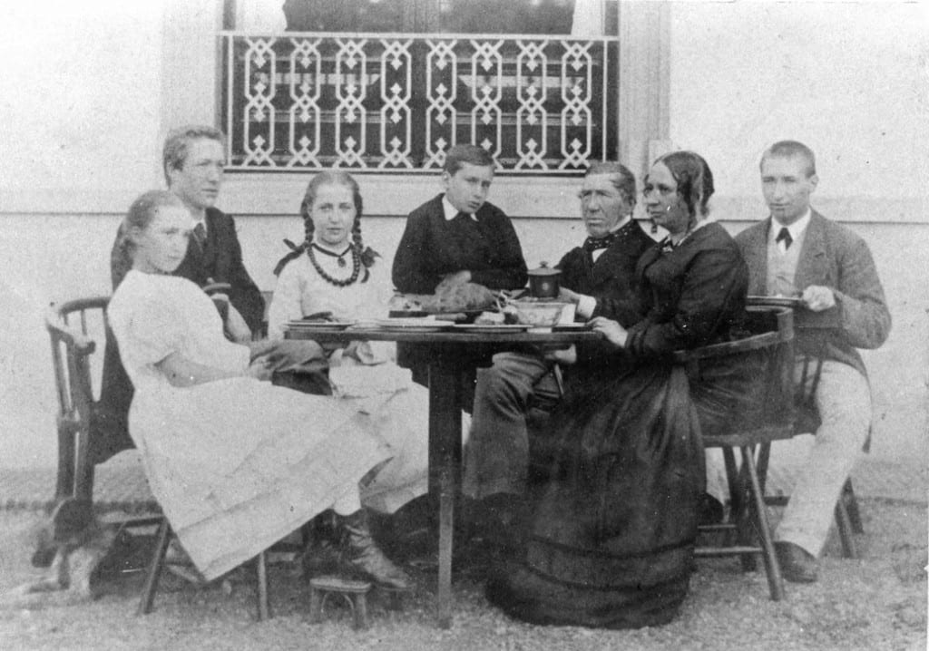 V.l.n.r. Anna Geertruida, Bastiaan Adriaan, Maria, Matthijs, Theodorus, Maria Westendorp en Johan Sanders. In 1871 op het terras van Hartenstein.