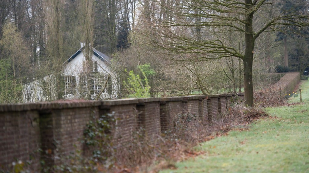 Nu in de ommuurde tuin staande ziet men nabij de zui