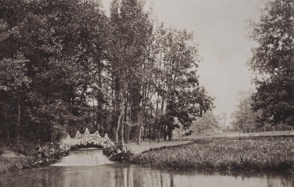 De waterval aan de noordzijde van de visvijver.
