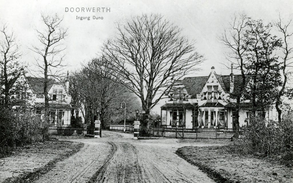 Rechts Eikenhof de woning van dr. Levisohn, met links ervan het huis Woudlust.