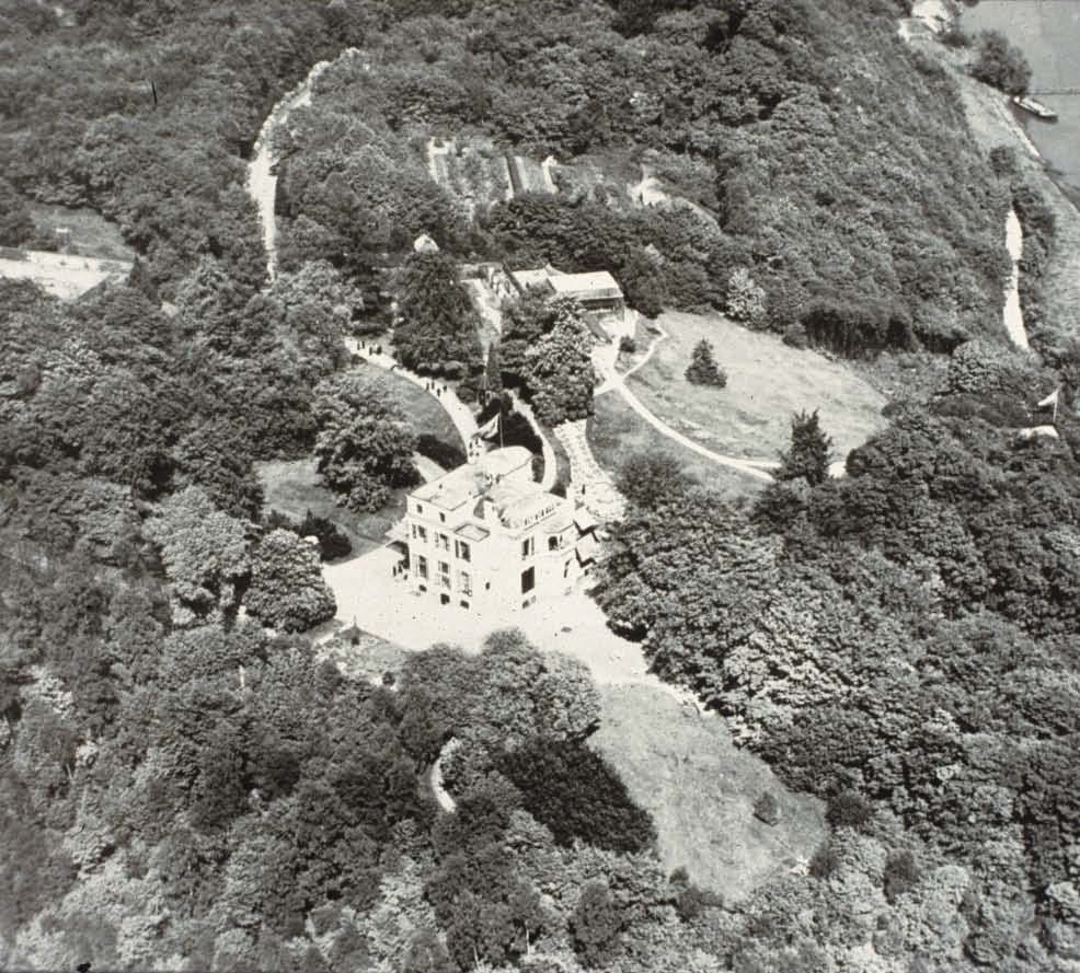 Luchtfoto van het hotel de Duno waar De Graaff de scepter zwaaide. Aan de onderkant van de foto de grans met het westelijk ervan gelegen gebied van het Jagershuis.