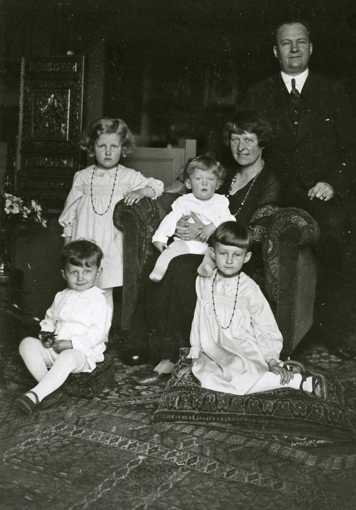 Het echtpaar Driessen- Lustergon met vier van hun kinderen, Theo, Madeleine, Wonne en Herman . Foto van 1934.