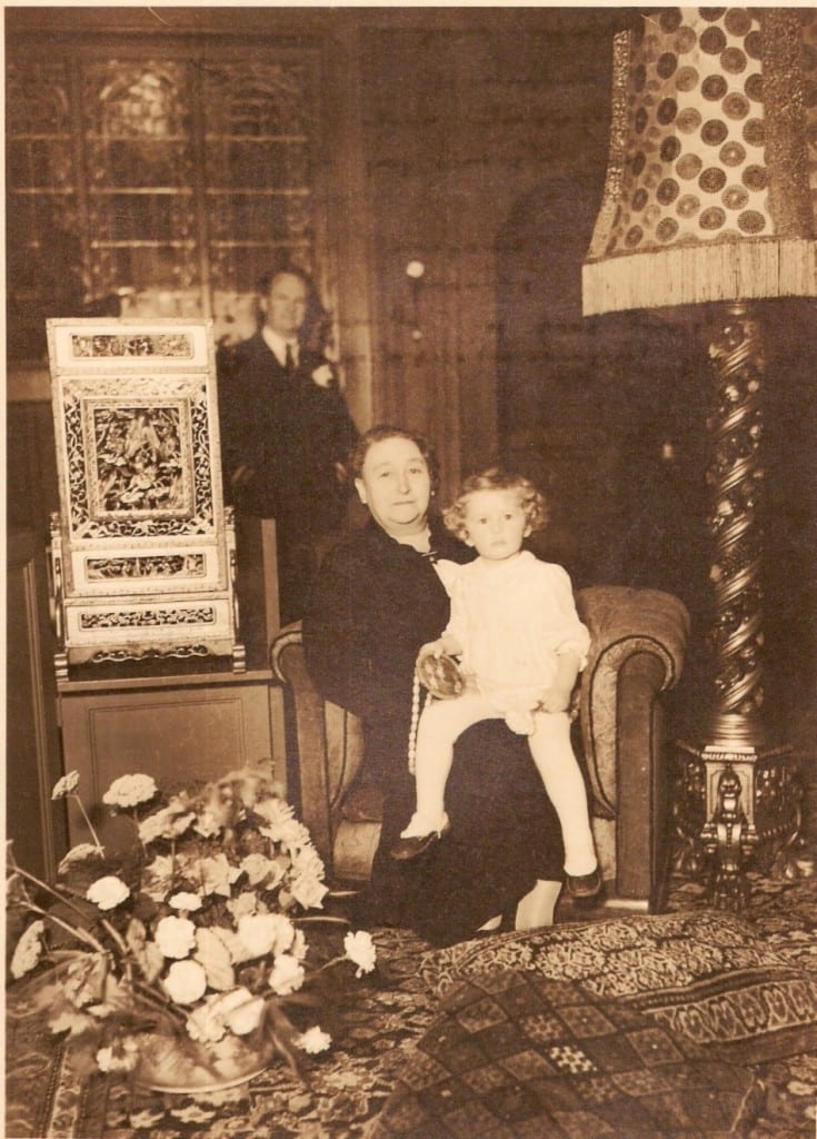 Helen Driessen op schoot bij haar tante Tiene met op de achtergrond haar vader.
