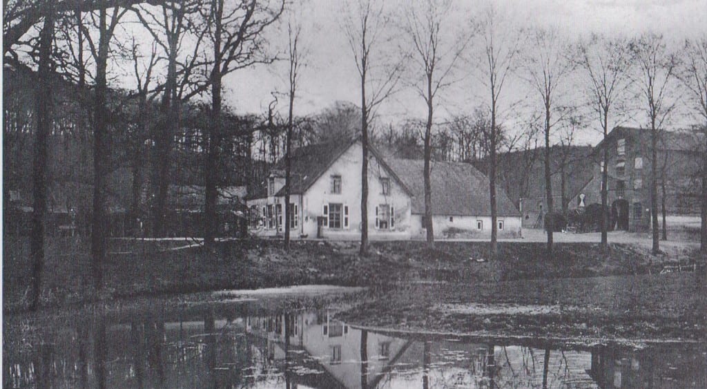 De uitspanning de Zalmen met rechts de graanschuur. Achter de Zalmen, niet zichtbaar, lag de boerderij van Van den Born.